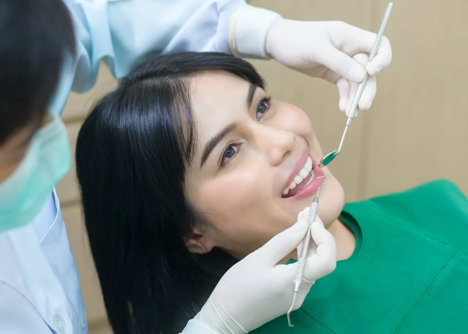 Patient seeking dentist guidance during dental emergency